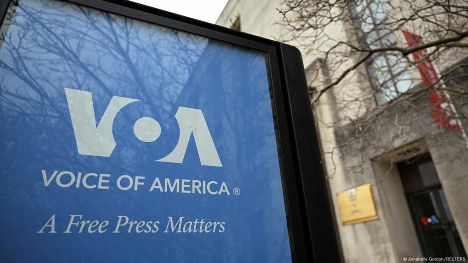 O juiz dos EUA bloqueia a demissão de Trump da equipe da Voice of America - DW - 29/03/2025