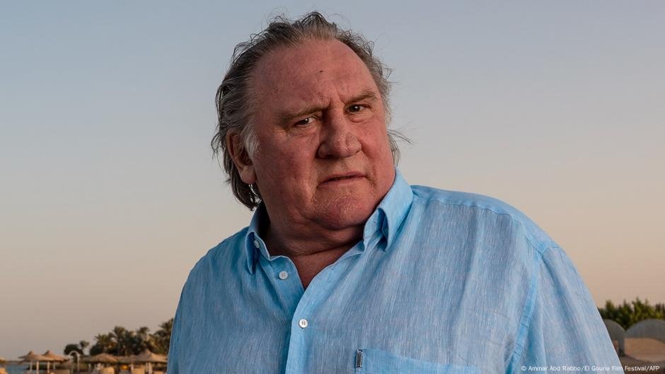 O julgamento de agressão sexual do ator francês Gerard Depardieu começa - DW - 24/03/2025