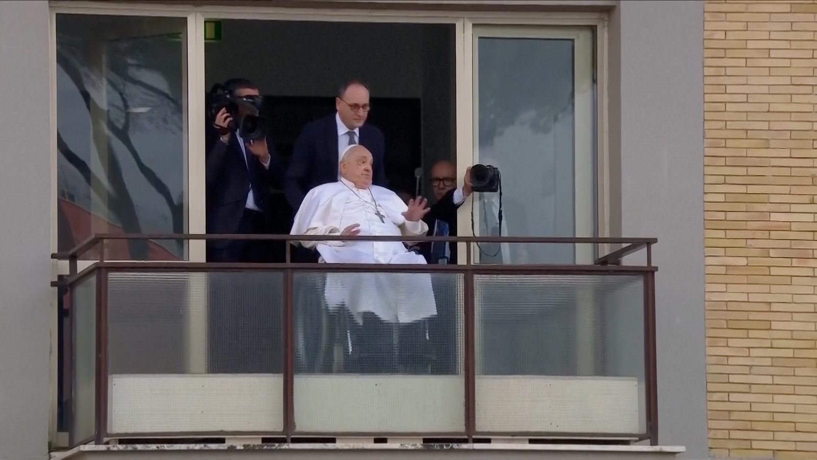 O papa Francisco faz a primeira aparição pública desde a admissão no hospital