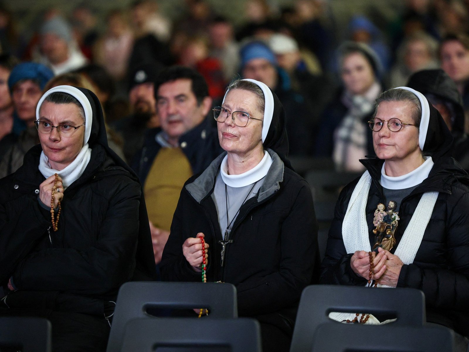 O papa Francisco para de usar a máscara de oxigênio à medida que a condição melhora, diz o Vaticano | Notícias da religião