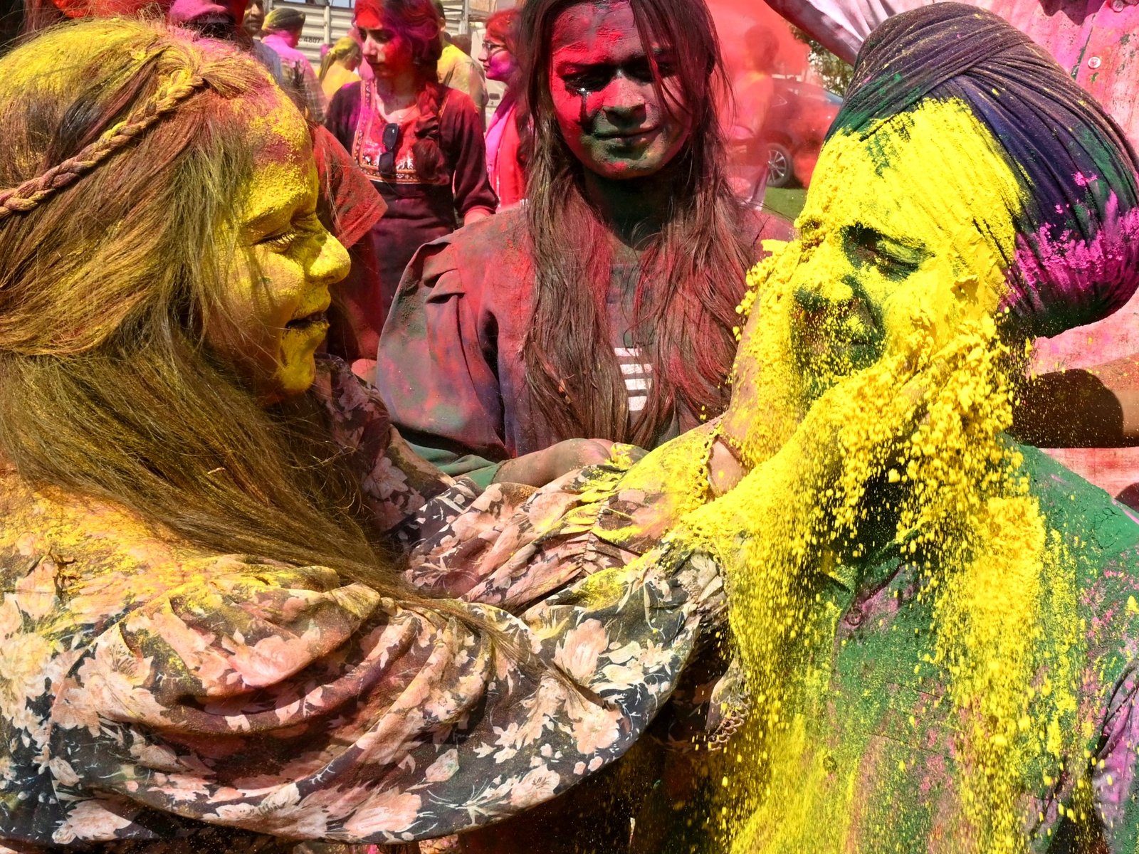 O sul da Ásia entra em cores para celebrações vibrantes de Holi | Notícias da religião