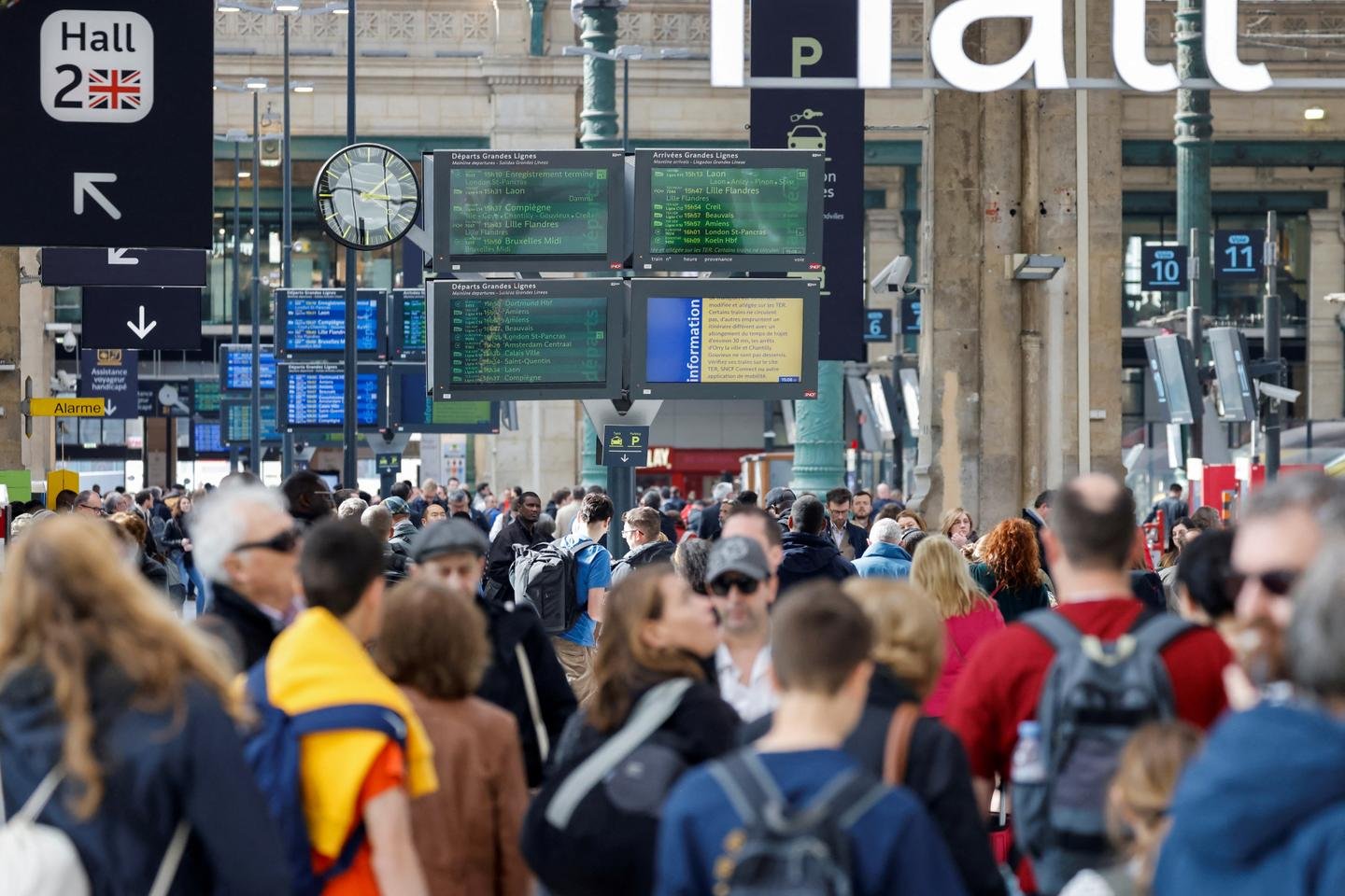 O tráfego é completamente interrompido Gare du Nord em Paris após a descoberta de uma bomba da Segunda Guerra Mundial