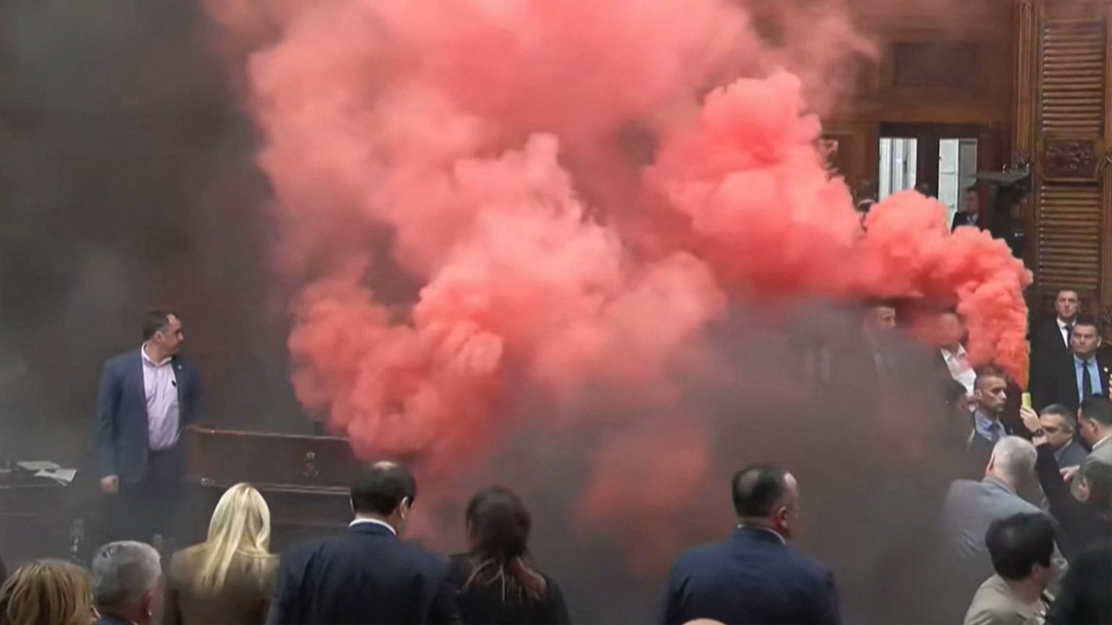 Oposição sérvia interrompe o Parlamento com bombas de fumaça
