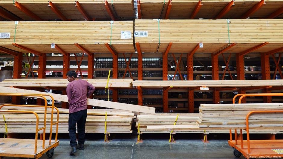 Os EUA adicionam 151.000 empregos em fevereiro em meio a Trump Tariff War - DW - 03/07/2025