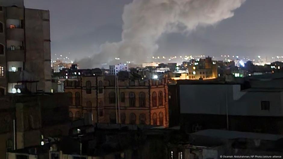 Os EUA lançam ataques mortais no Iêmen por ataques de navio houthi - DW - 15/03/2025