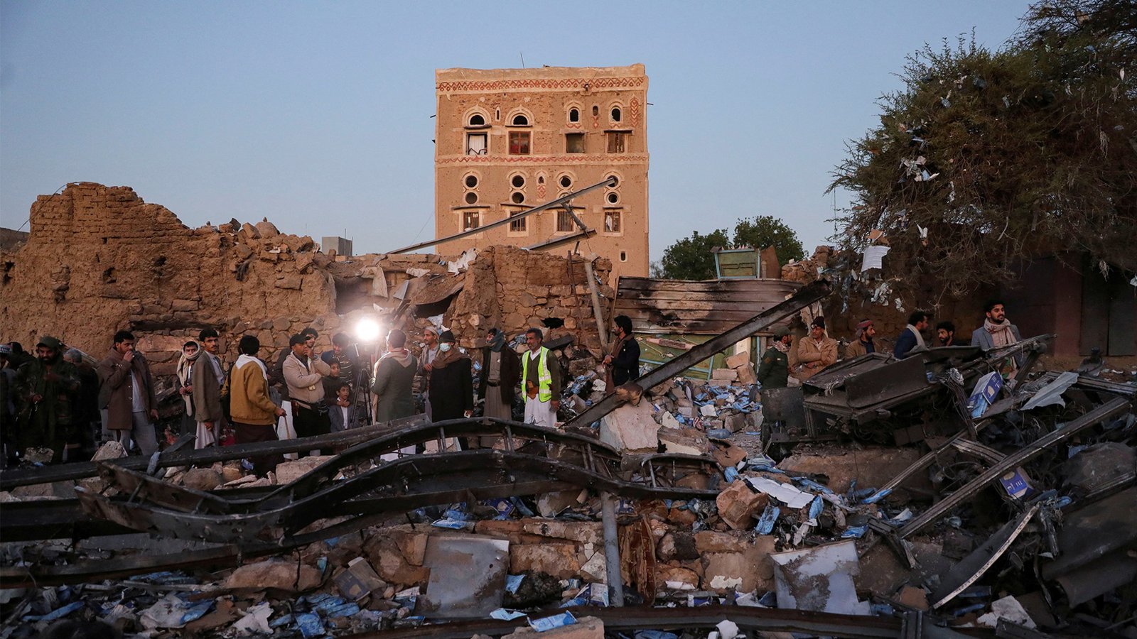 Os ataques aéreos dos EUA atingiram a área residencial na capital do Iêmen