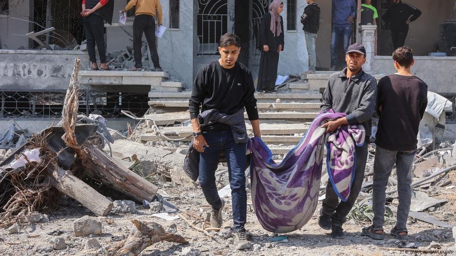 Os ataques de Israel matam centenas em Gaza - DW - 18/03/2025