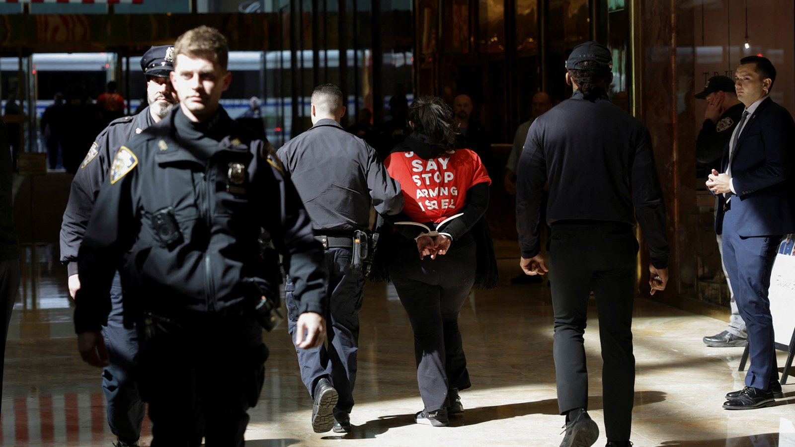 Os ativistas judeus protestam em Trump Tower em apoio a Mahmoud Khalil | Gaza