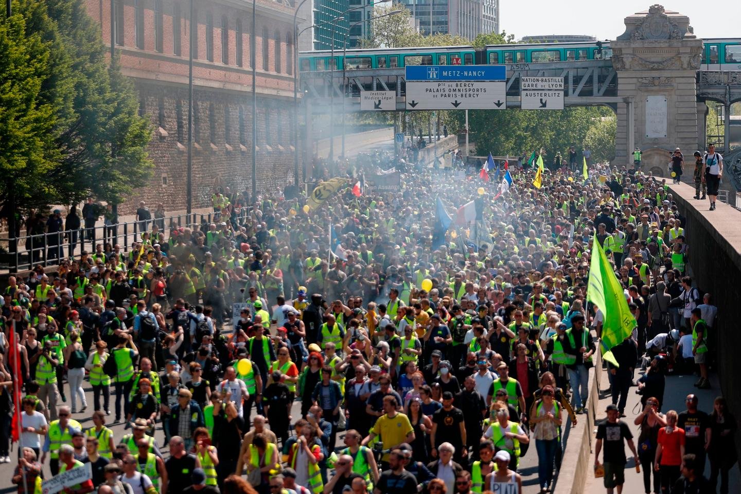 Os deputados pedem a abertura dos cadernos de reclamações do grande debate nacional