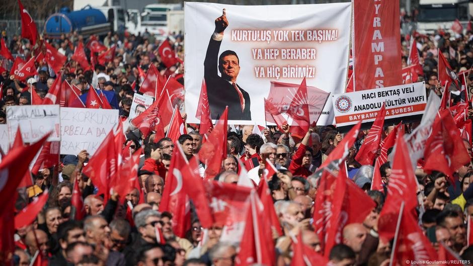 Os manifestantes da oposição se reúnem nas ruas de Istambul - DW - 29/03/2025