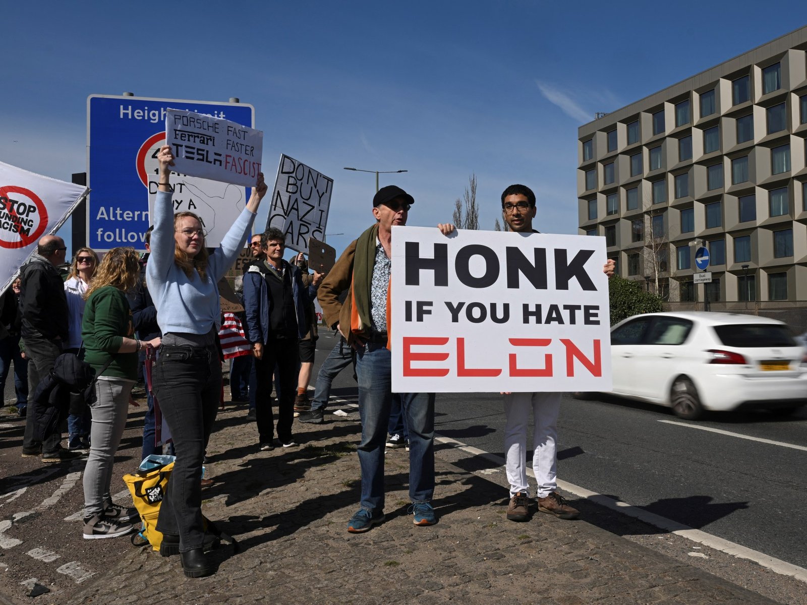 Os manifestantes de Elon Musk se reúnem nos showrooms de Tesla | Donald Trump News