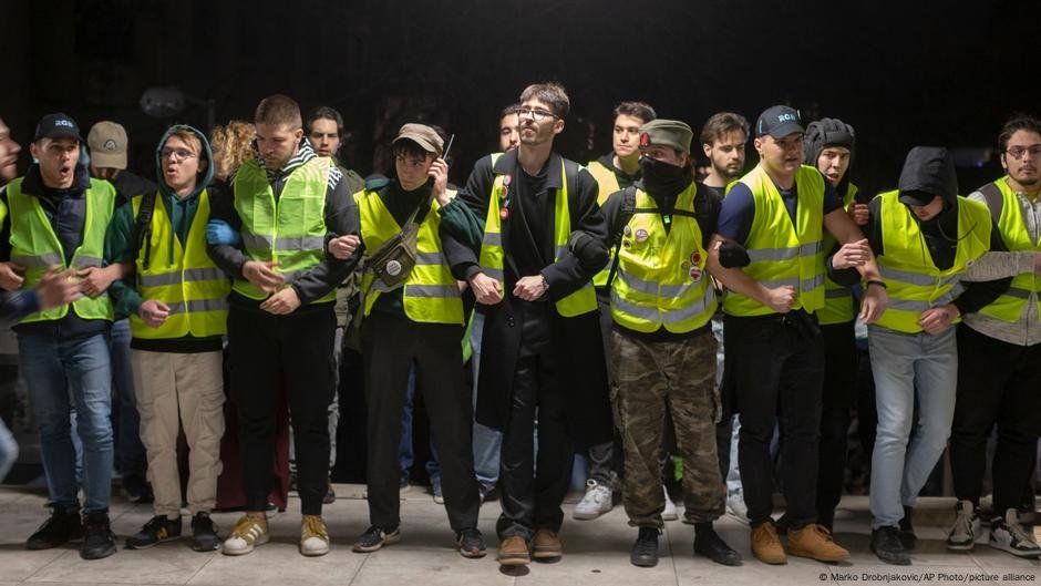 Os manifestantes estudantis bloqueiam a estação de TV pública - DW - 11/11/2025