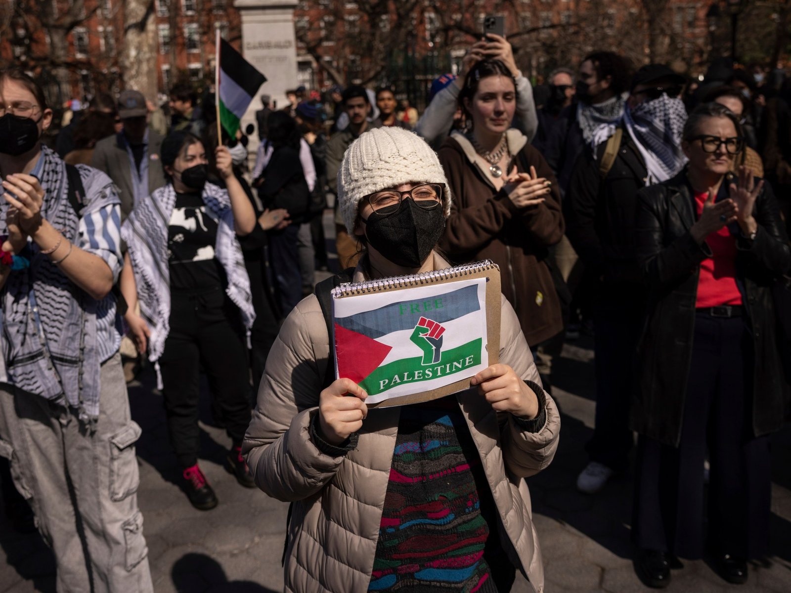 Os manifestantes exigem libertação do ativista pró-palestino Mahmoud Khalil
