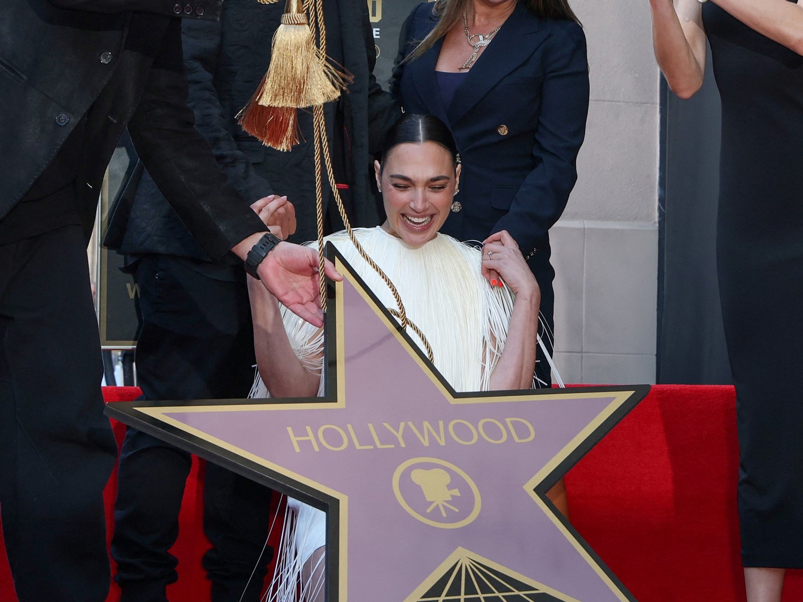Os manifestantes tentam atrapalhar a cerimônia da estrela 'Walk of Fame' de Gal Gadot