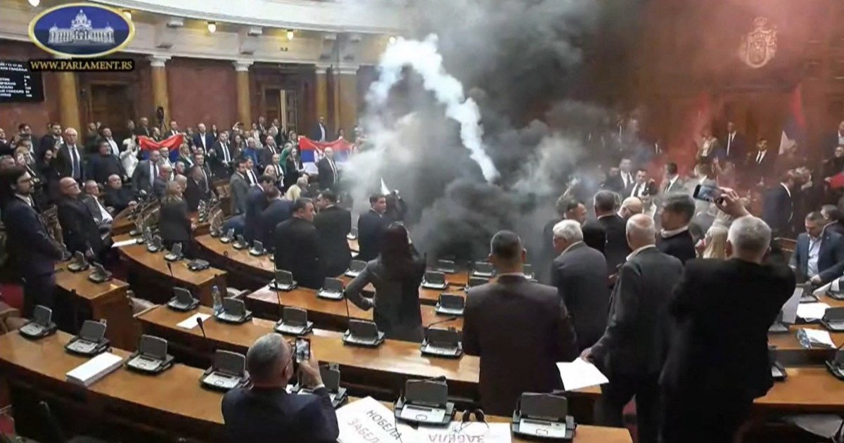 Os membros da oposição da Sérvia jogam bombas de fumaça, explosões dentro do Parlamento | Notícias de protestos