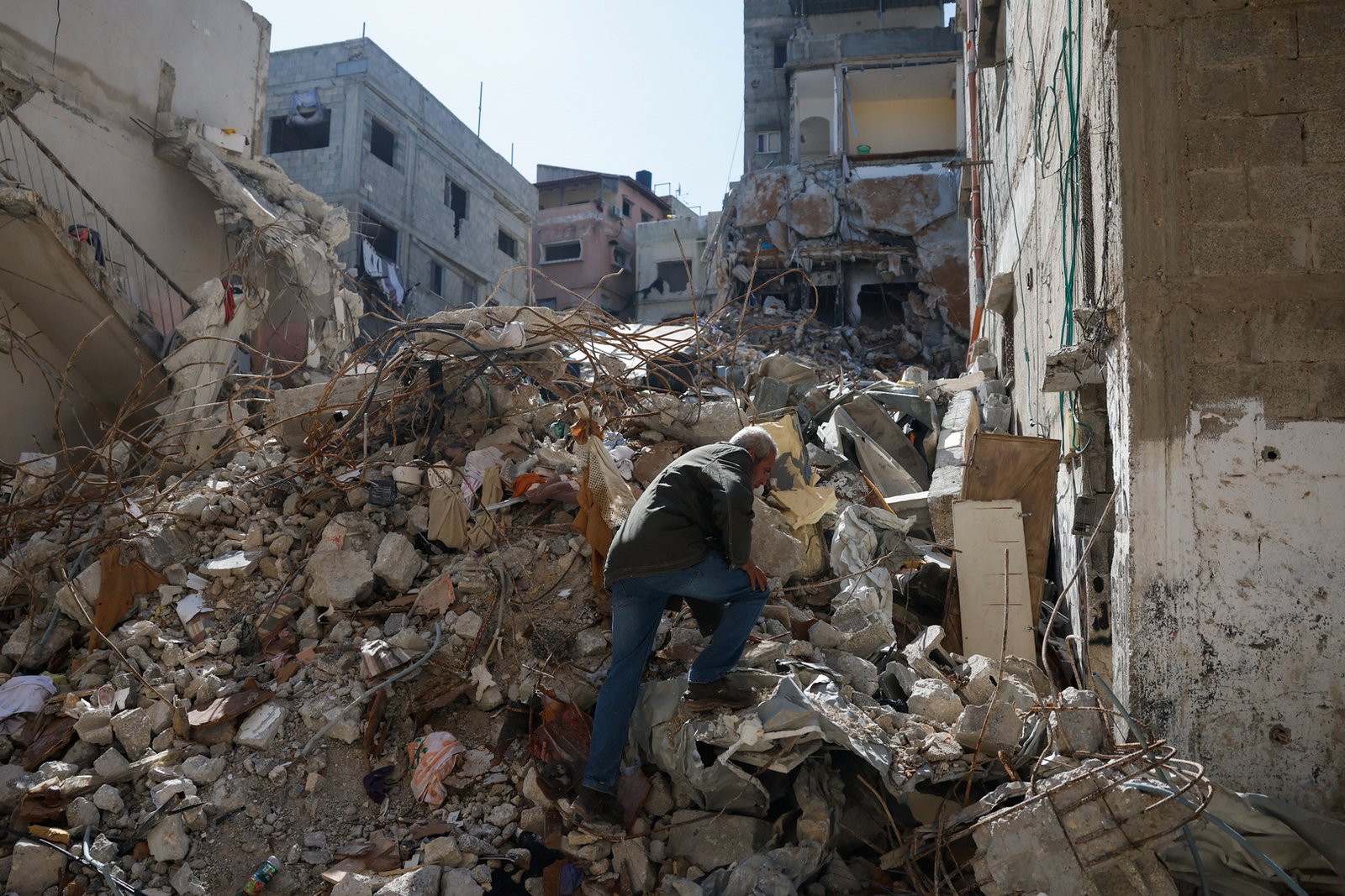 Os palestinos visitam os destroços de casas de acampamento de refugiados demolidos