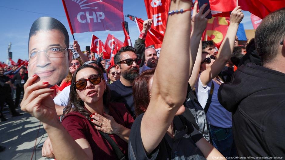 Os protestos em massa da Turquia têm como alvo o controle de Erdogan no poder - DW - 30/03/2025