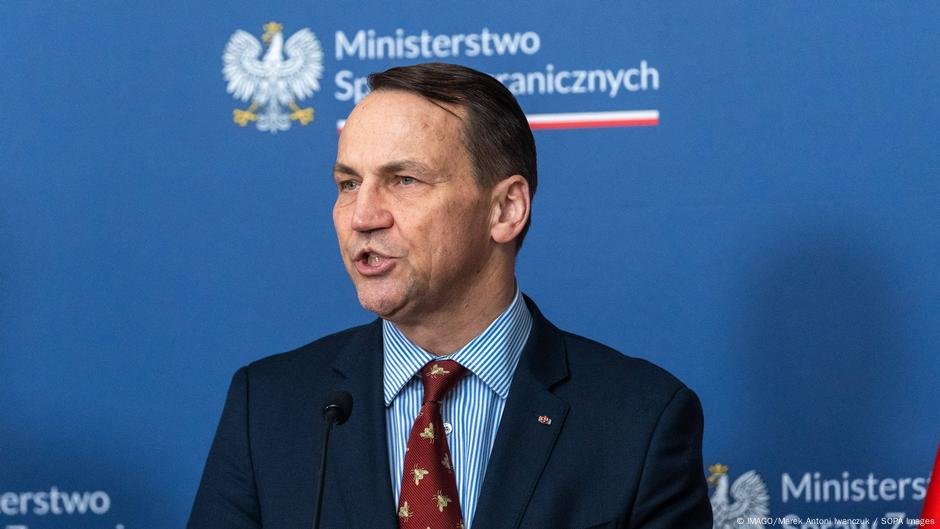 Os suprimentos de armas dos EUA para a Ucrânia foram retomados, diz a Polônia - DW - 12/03/2025