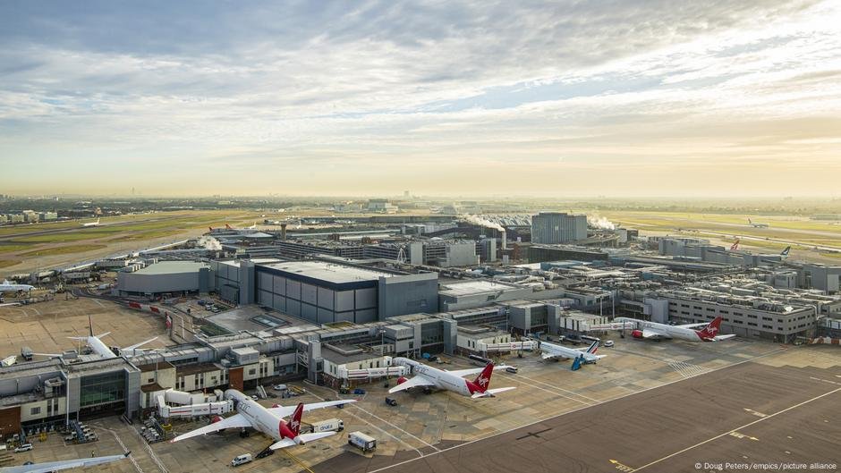 Os voos do aeroporto de Heathrow retomam após o corte de incêndio - DW - 21/03/2025