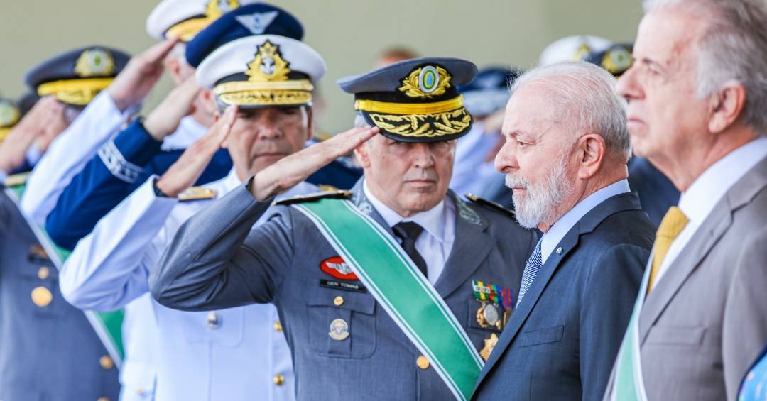 Pacificação de Lula com militares passa até por ad...