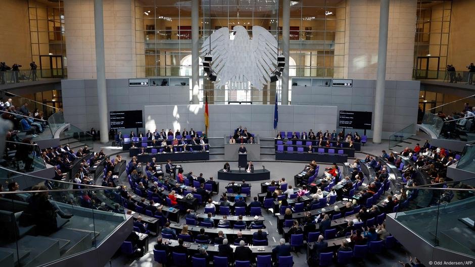 Parlamento debate a reforma do freio de dívida - DW - 13/03/2025
