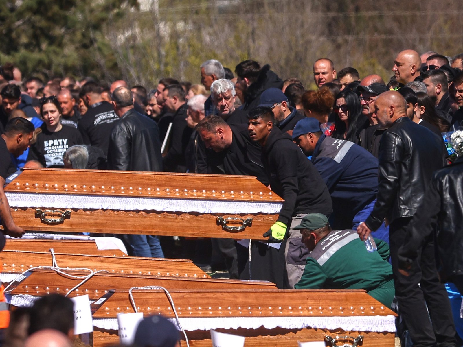 Pequena cidade realiza enterro em massa para vítimas de incêndio do North Macedonia Club