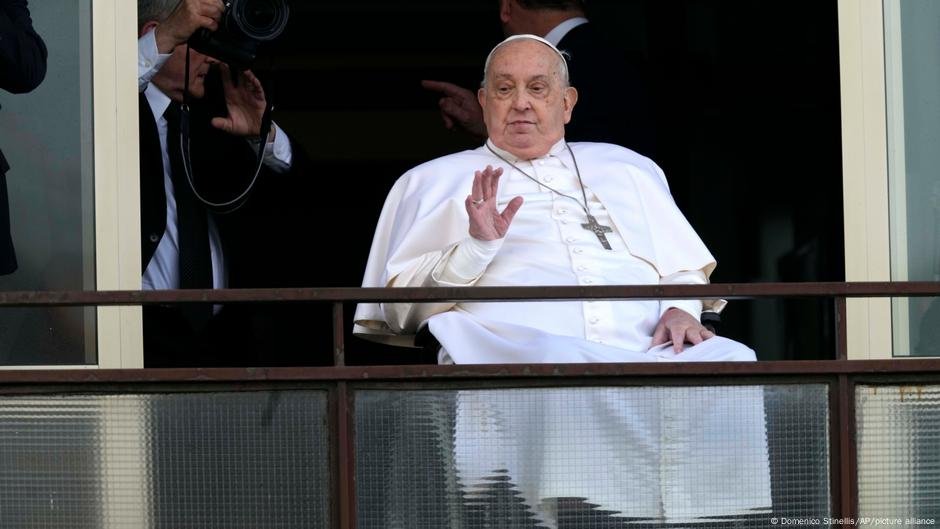 Pope Francisco fora do hospital após doença com risco de vida-DW-23/03/2025