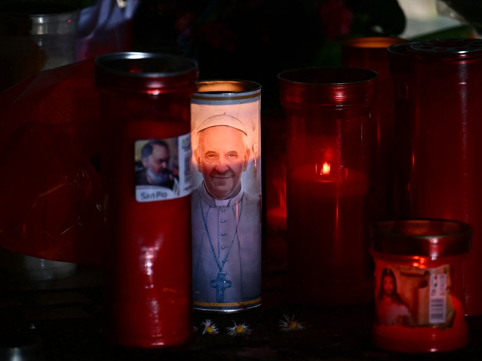 Pope sofre crises respiratórias 'agudas' enquanto ele luta contra a pneumonia: Vaticano | Notícias da religião