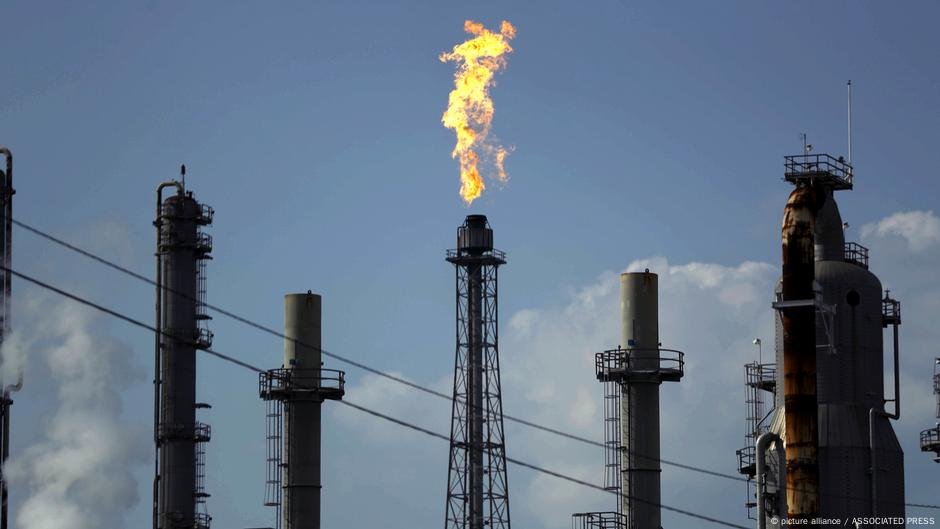 Por que o boom do petróleo americano não está ajudando pessoas comuns - DW - 03/10/2025
