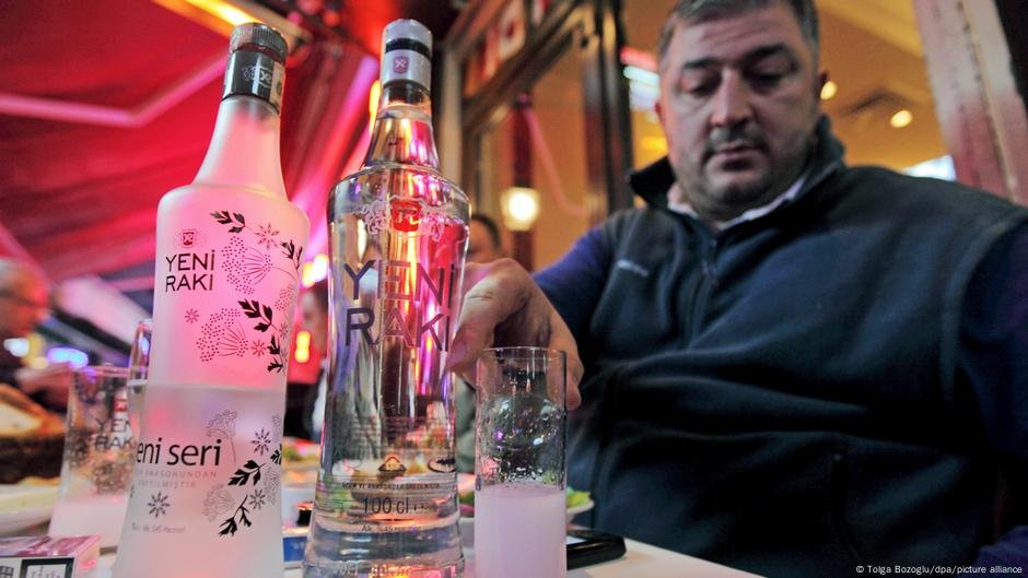 Por que tomar uma bebida na Turquia pode significar vida ou morte - DW - 08/03/2025