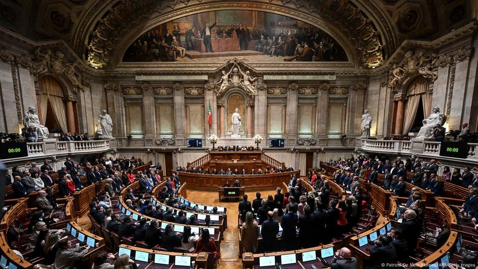 Portugal define as eleições para 18 de maio após o colapso do governo - DW - 13/03/2025