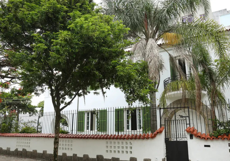 O motorista do ônibus conseguiu tirar 15 estudantes do veículo antes das chamas tomaram o interior do automóvel. - Foto: Corpo de Bombeiros de Cleveland Heights