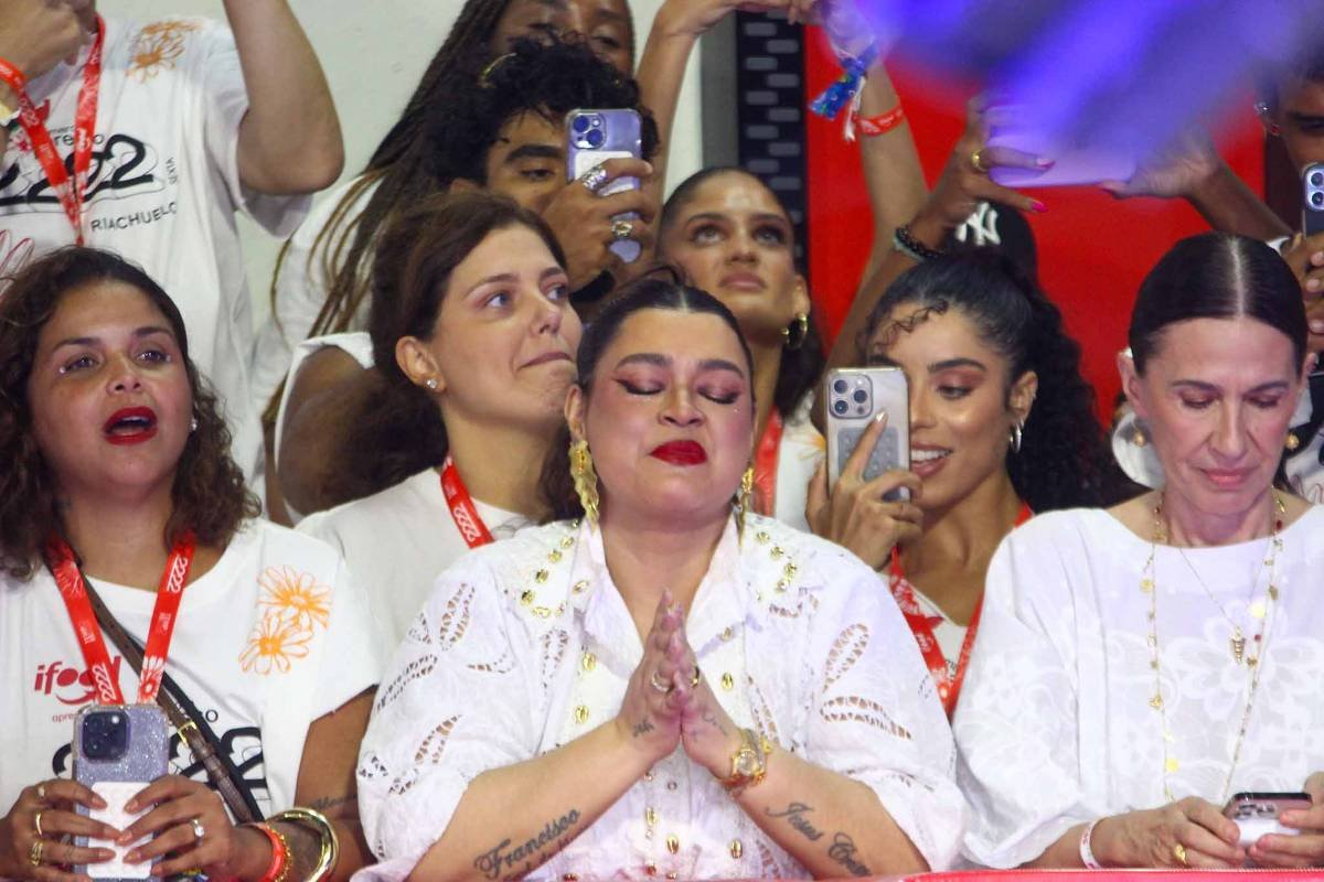 Preta Gil se emociona em show do pai e é amparada por amigas - 16/03/2025 - Celebridades