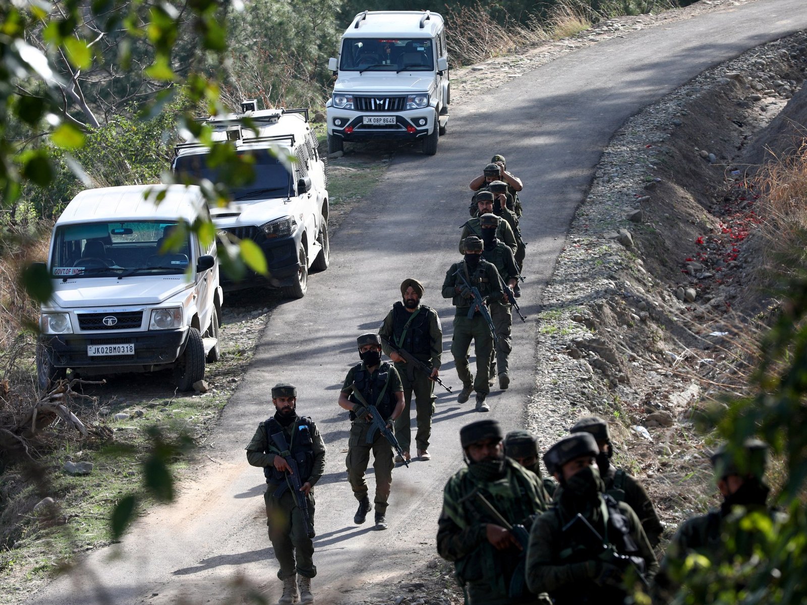 Quatro policiais, dois suspeitos de rebeldes mortos na Índia administrada pela Caxemira | Notícias