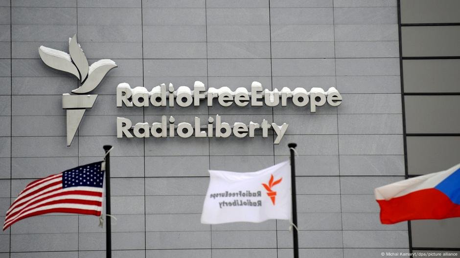 Radio Free Europe promete lutar contra cortes de administração de Trump 'ilegais' - DW - 20/03/2025