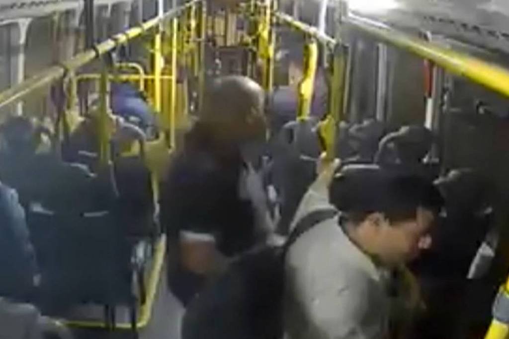 Rapaz de 22 anos é morto a tiros em ônibus em São Paulo - 04/03/2025 - Cotidiano