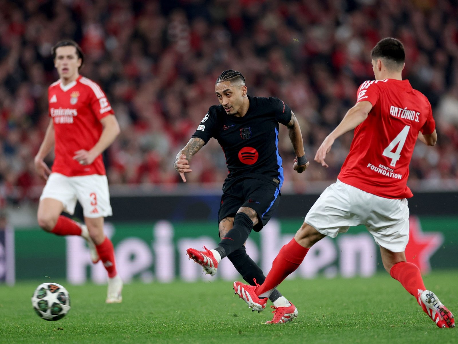 Raphinha conquista de 10 homens por 1 a 0 sobre o Benfica na Liga dos Campeões | Notícias de futebol