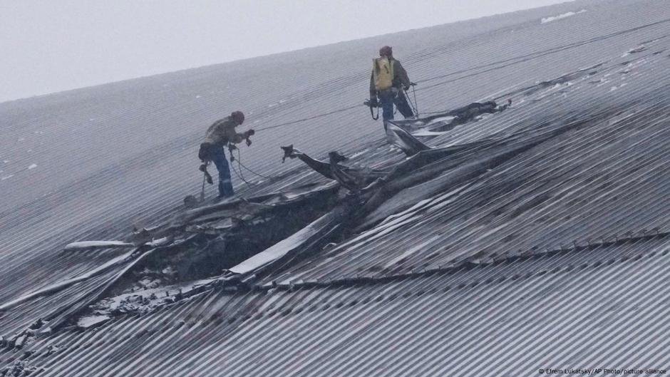 Riscos representados por orifício em casca de proteção sobre Chernobyl - DW - 29/03/2025