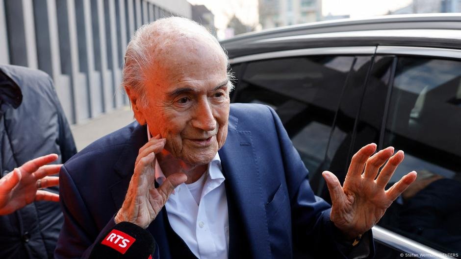 Sepp Blatter e Michel Platini absolvido no caso da FIFA - DW - 25/03/2025