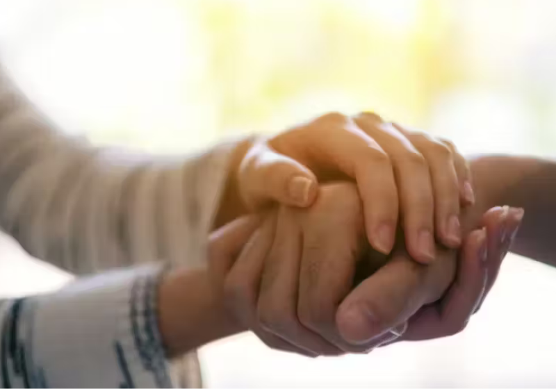 A carteira Rungphet salvou a menina do ataque de um cachorro num ponto de ônibus de Michigan., EUA. - Foto: NALC