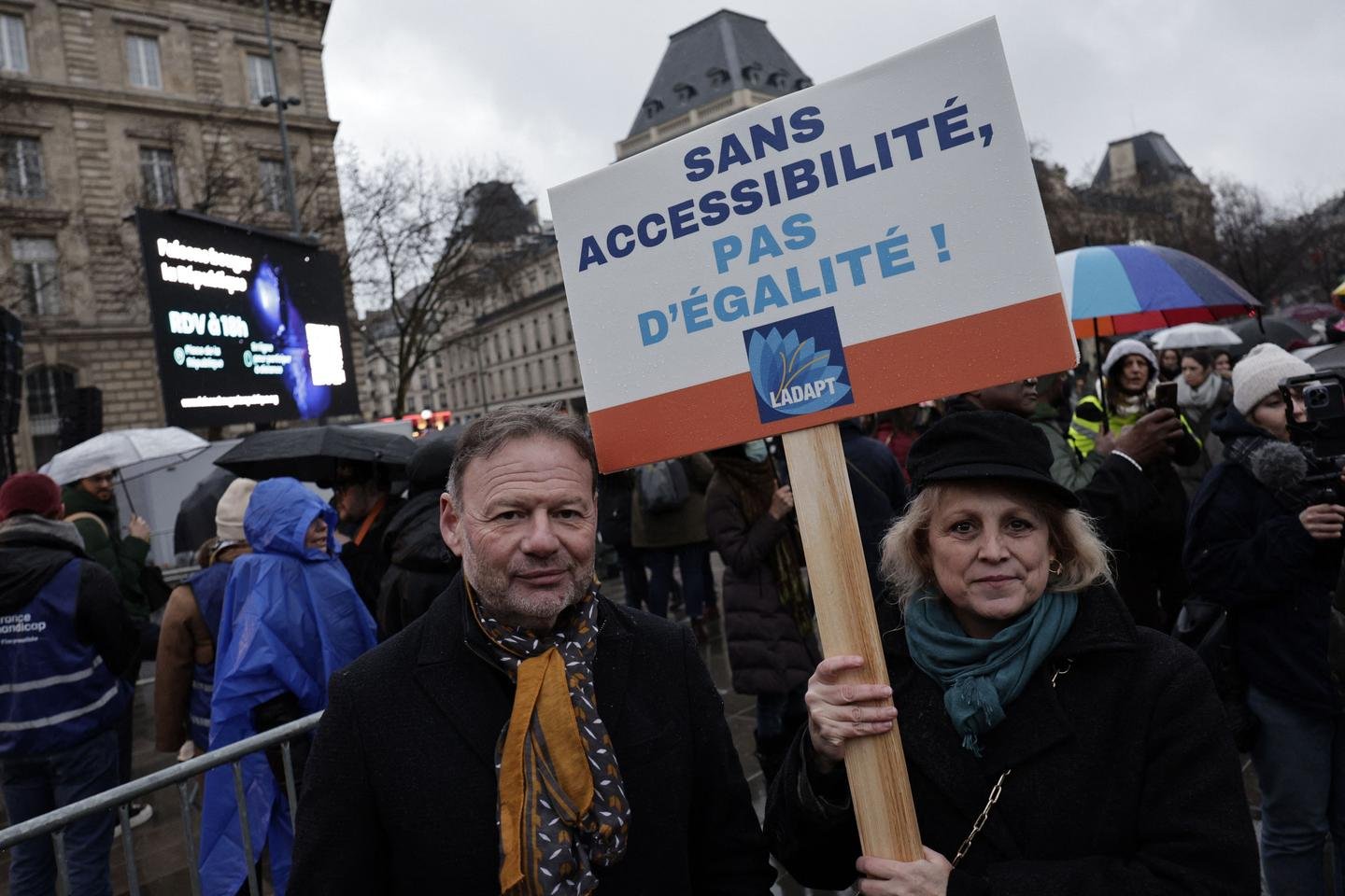 Sobre a deficiência, o governo detalha medidas sem convencer as associações
