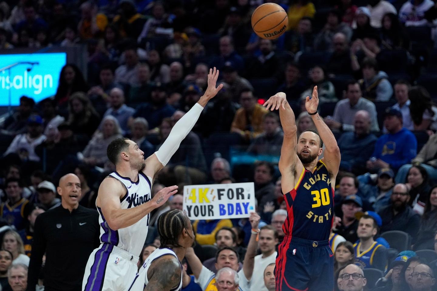 Stephen Curry marcou sua cesta de 4000ᵉ de três pontos na NBA, um novo marco de uma carreira fenomenal
