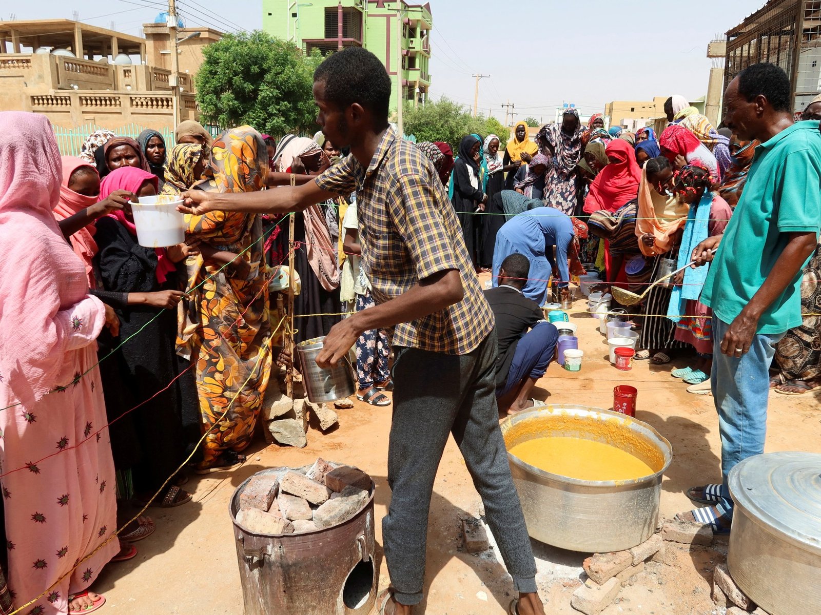 Sudanês morrendo de fome quando as cozinhas de sopa fecham e as festas em guerra bloqueiam a ajuda | Notícias de guerra do Sudão