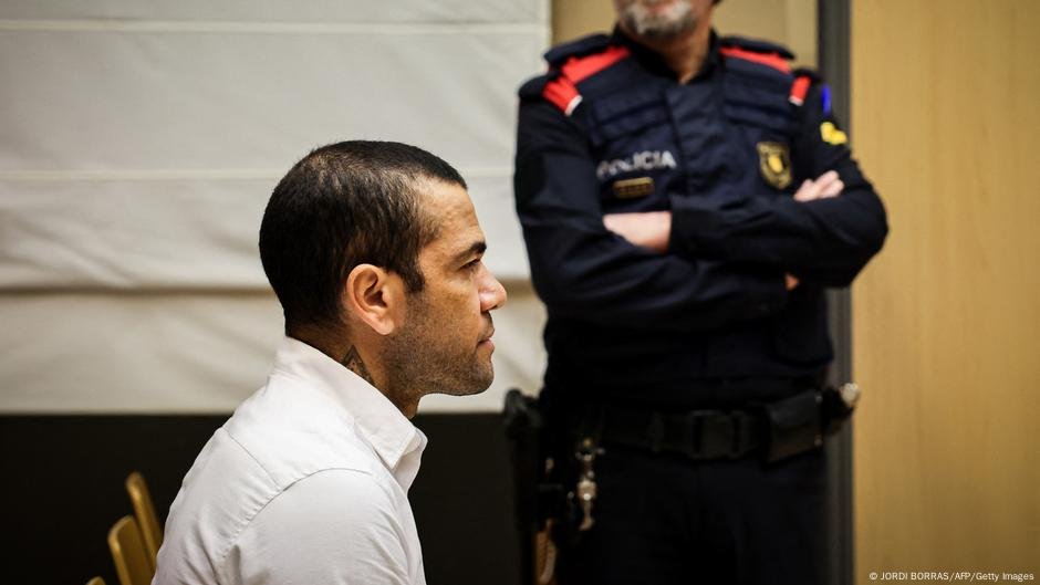 Tribunal Espanhola derruba a condenação de estupro de Dani Alves - DW - 28/03/2025