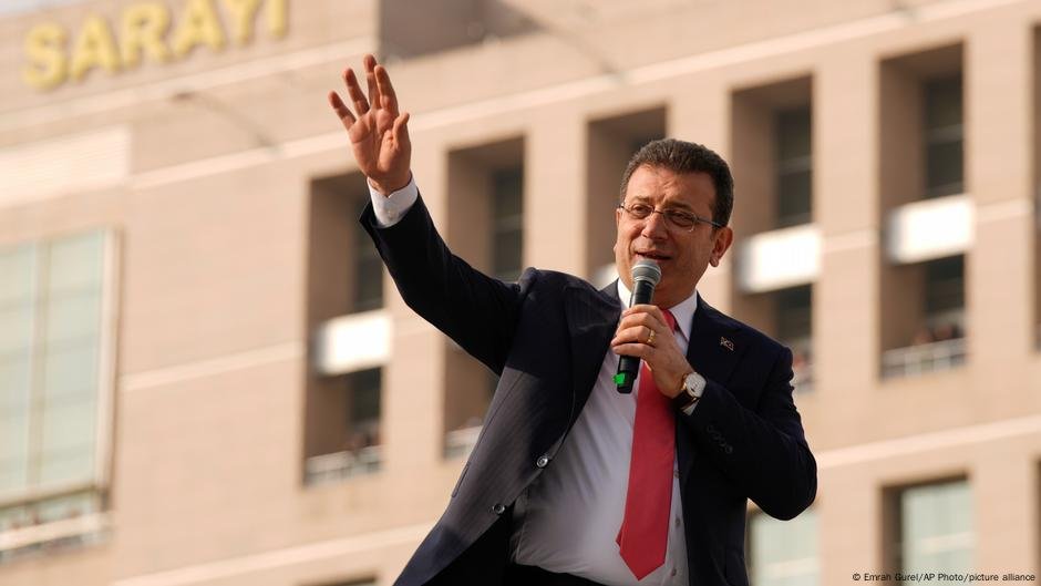 Tribunal preenche o imamoglu sobre a acusação de corrupção - DW - 23/03/2025