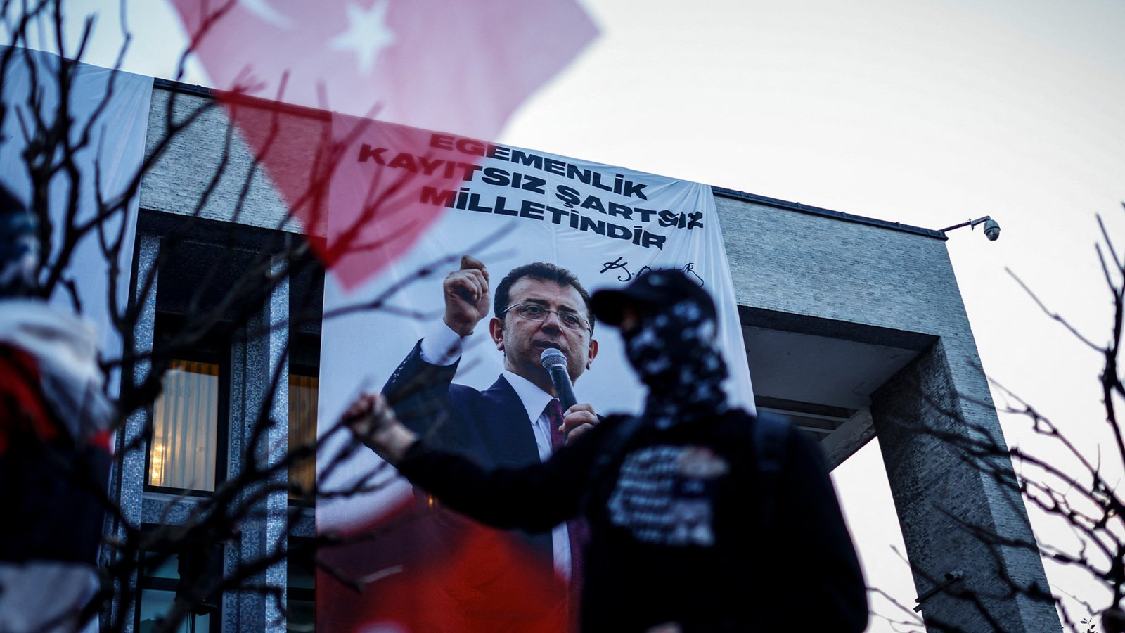 Tribunal turco prisões Istambul Prefeito, aguardando julgamento por acusações de corrupção | Protestos