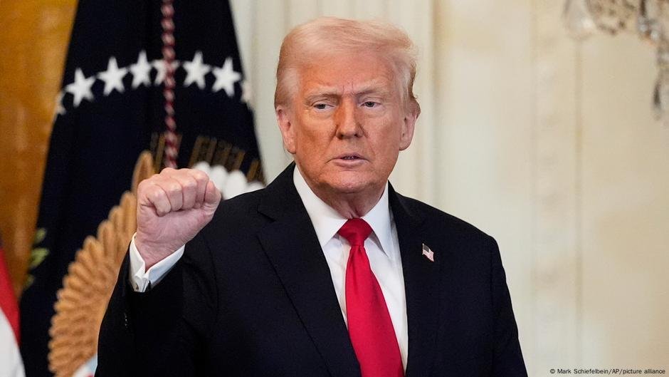 Trump anuncia tarifas 'permanentes' em carros estrangeiros - DW - 26/03/2025