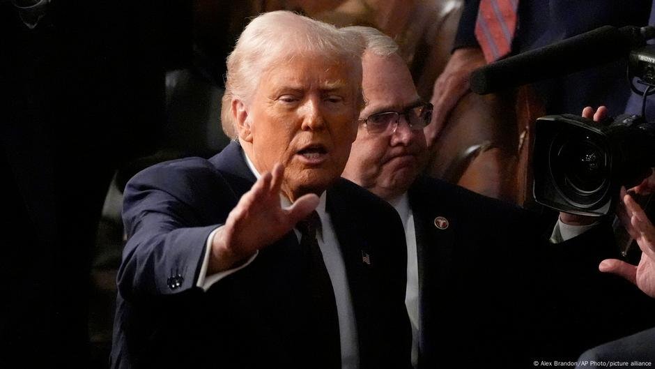 Trump chama a mídia de 'corrupta' e 'ilegal' - DW - 14/03/2025
