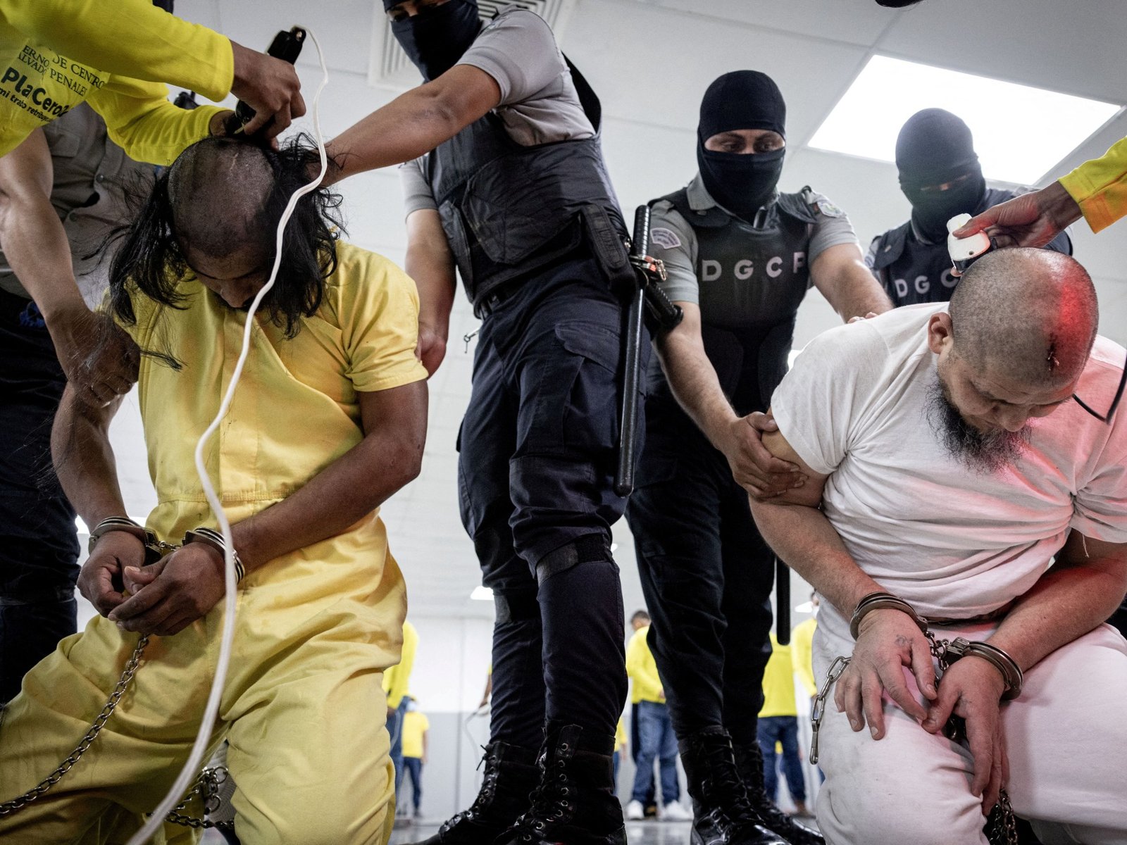 Trump deporta 238 'membros de gangues' para El Salvador: Qual é a controvérsia? | Notícias dos tribunais