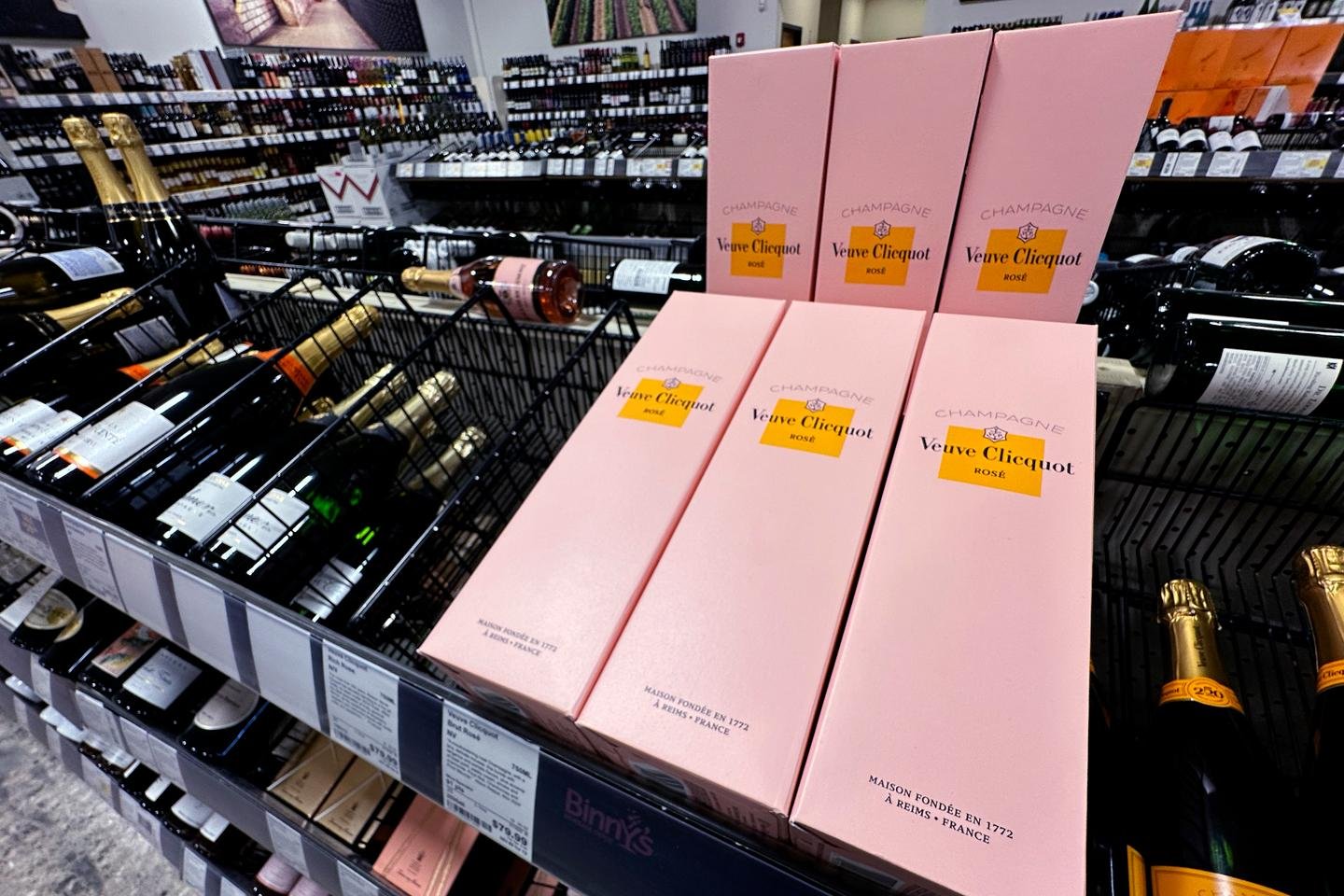 Trump diz que está pronto para tributar champanhes e álcoois europeus de 200 %